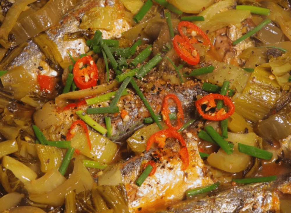 Cá mòi kho dưa cải